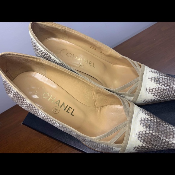 Authentic CHANEL 2 tone pump shoes in snake skin leather - Picture 6 of 14